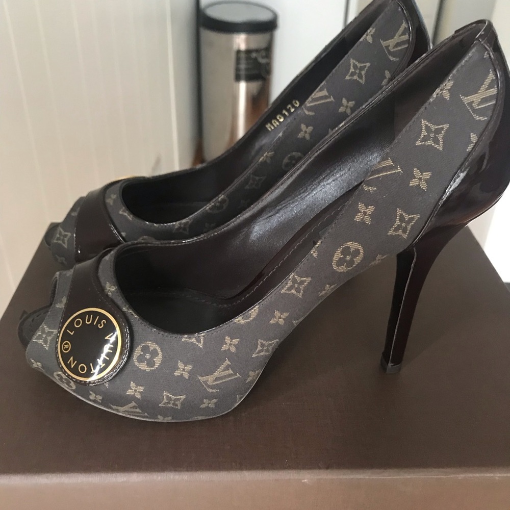 Louis Vuitton size 7 brown